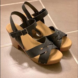 NEW. NEVER WORN Korks. Super comfy. Wrong size.